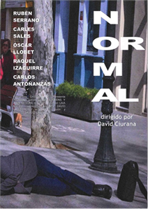 Mujer caminando por la ciudad