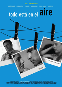 Fotograma con dos papeles colgados con pinzas